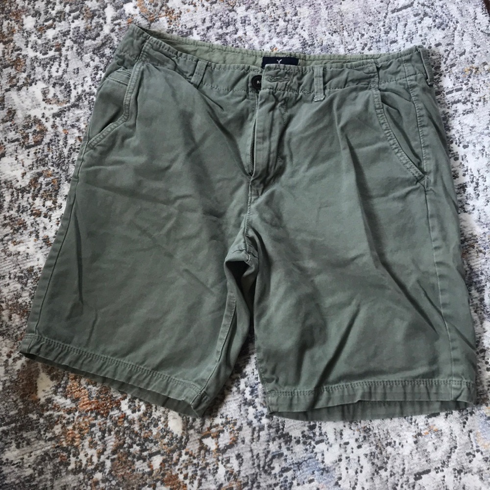 AE Men’s dark green shorts